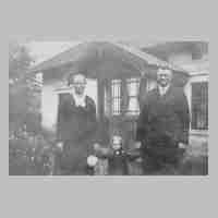 042-0001 Otto und Hertha Stadie mit Tochter Ursula vor der Veranda im Garten ihres Anwesens ca.1934.jpg